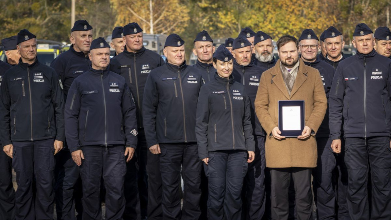 Policjanci będą bardziej ekologiczni. Jednostki z wojew&oacute;dztwa pomorskiego otrzymały radiowozy hybrydowe
