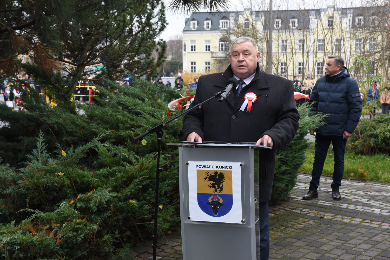 Oficjalne obchody Narodowego Święta Niepodległości w Chojnicach. Były wieńce, salwa honorowa i wsp&oacute;lne śpiewanie Hymnu Narodowego (FOTO)