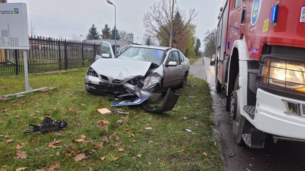 Dwie osoby trafiły do szpitala po wypadku w Przechlewie. Zderzyły się tu dwie osob&oacute;wki (FOTO)