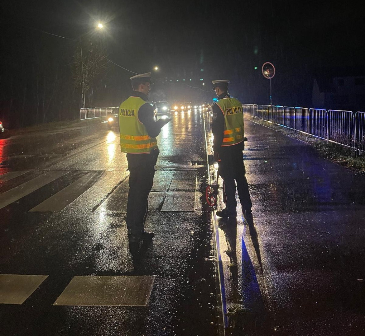 Dwoje 17-latk&oacute;w potrąconych przez busa na przejściu dla pieszych na ulicy Kartuskiej w Kościerzynie (AKTUALIZACJA)