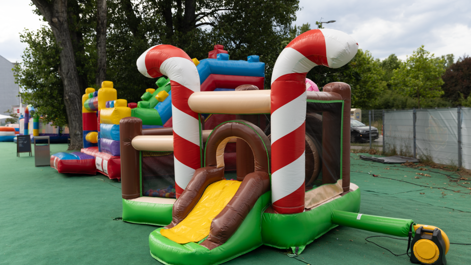 Jak bezpiecznie przewozić dmuchańce? Niezbędne akcesoria i dobre praktyki