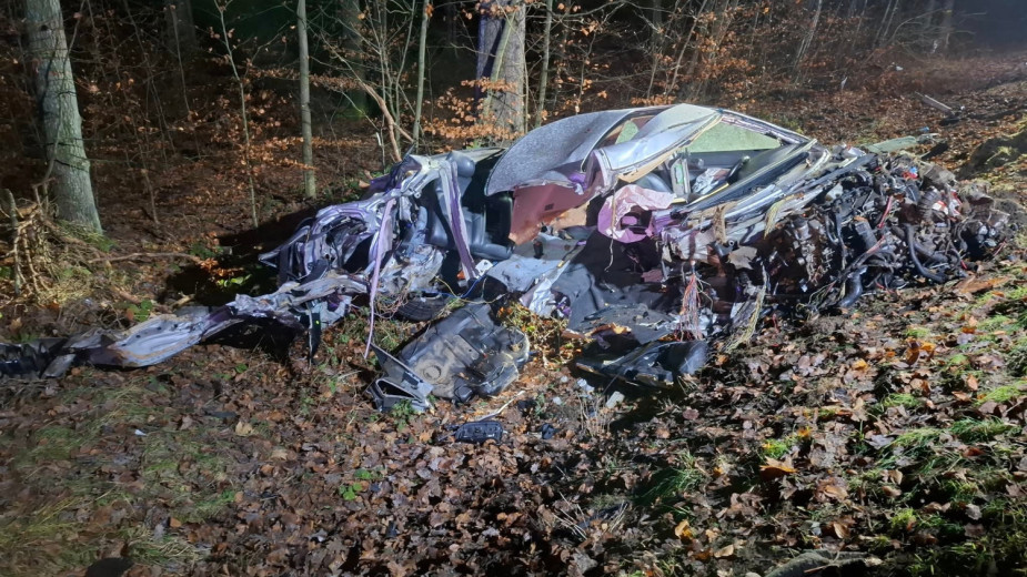 Osobówka uderzyła w drzewo na krajowej dwudziestce w gminie Miastko. Kierowca trafił do szpitala