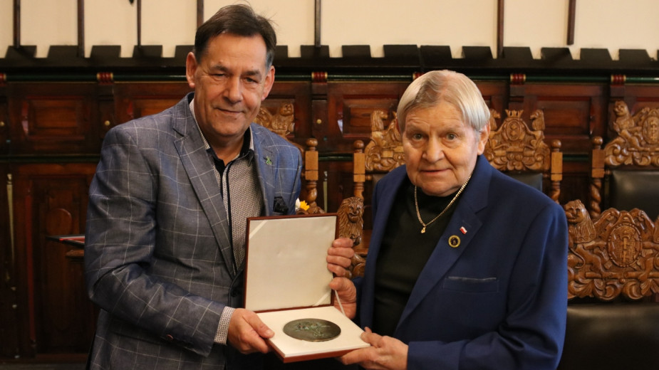 Ku chwale Chojnic. Tytuł Zasłużonego Obywatela Miasta Chojnice na 80. urodziny. Kazimierz Poteracki oficjalnie uhonorowany FOTO