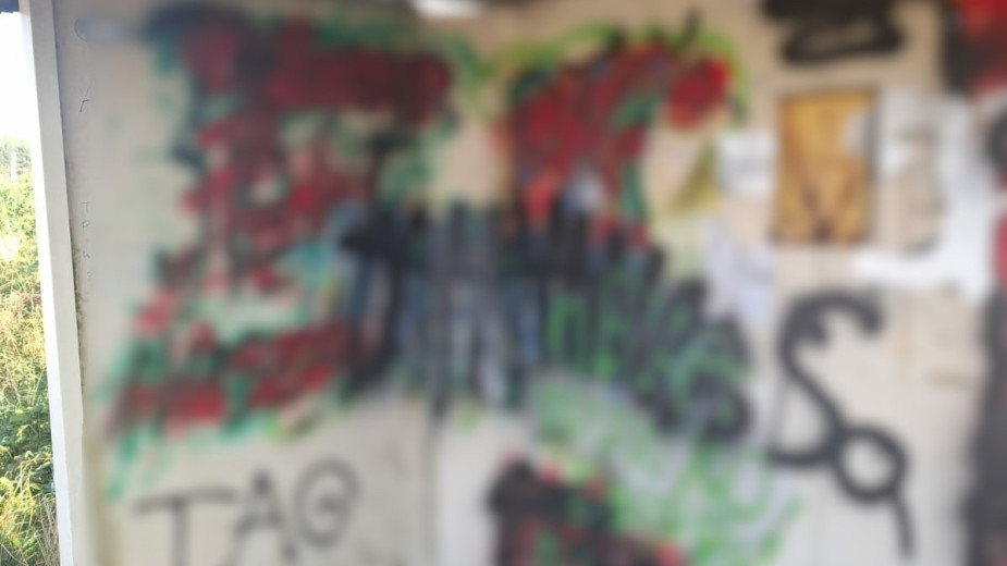 Malowali napisy na przystankach autobusowych i drogowych znakach. Policja zatrzymała troje grafficiarzy