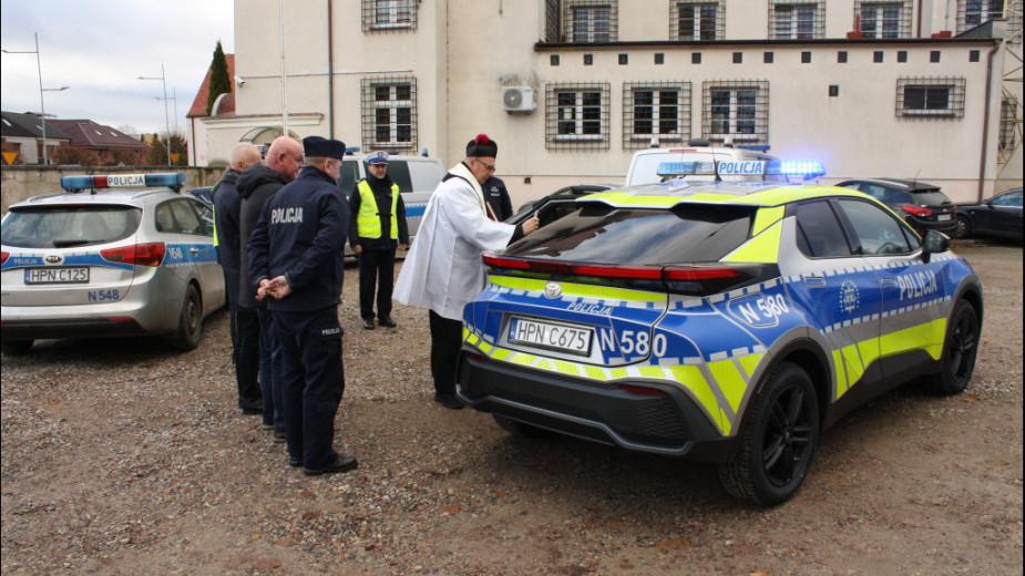 Policjanci z kościerskiej drogówki mają do dyspozycji nowy radiowóz. To oznakowana hybrydowa toyota FOTO