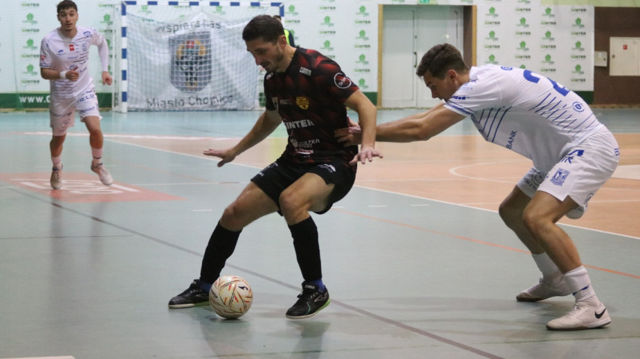 Remis jak porażka. Red Devils Chojnice gubią punkty w wyjazdowym meczu z KS Gniezno. To, co dzisiaj robił sędzia, to się w głowie nie mieści