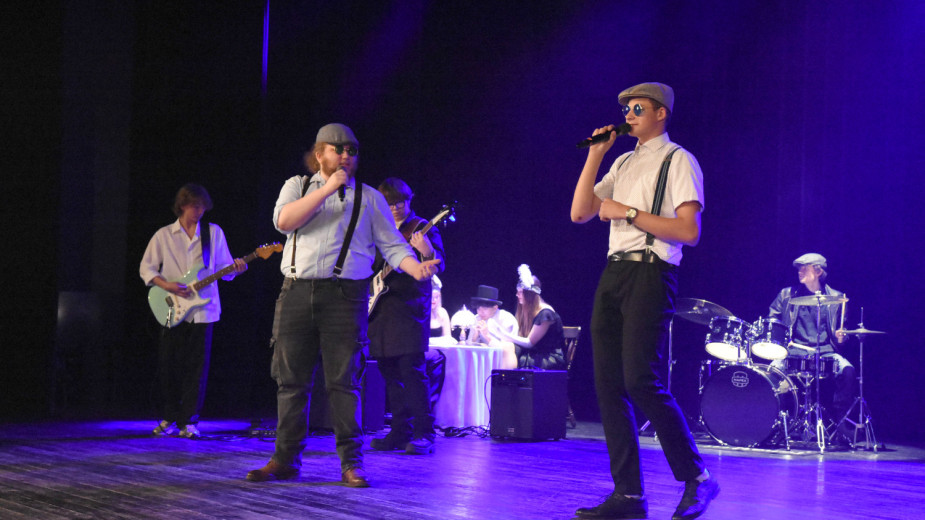 Laureaci Powiatowego Konkursu Kawiarenki Polskiej oraz artyści &quotProjektu 41" uświetnili 11 listopada w Chojnicach FOTO