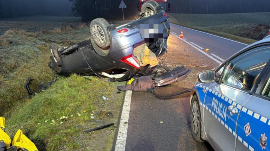 Dachowanie osobówki na drodze wojewódzkiej 212 w gminie Lipnica. Autem kierował obcokrajowiec z zakazem prowadzenia