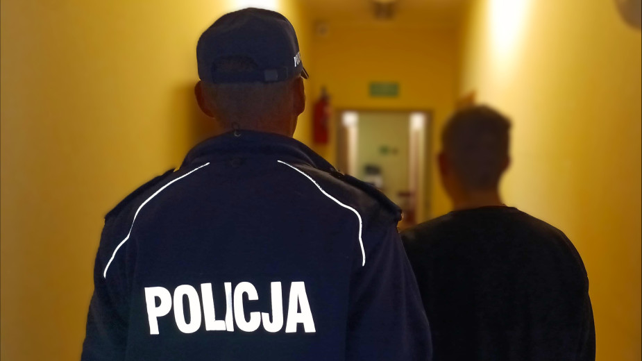 Dwukrotnie włamał się do tego samego mieszkania w gminie Karsin. Łupem 21-latka z powiatu chojnickiego padły między innymi pieniądze