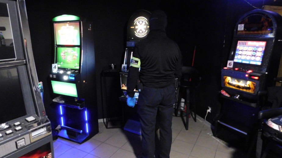 Wspólna akcja kościerskich policjantów i funkcjonariuszy Służby Celno-Skarbowej z Gdyni. Działania są wymierzone w nielegalny hazard