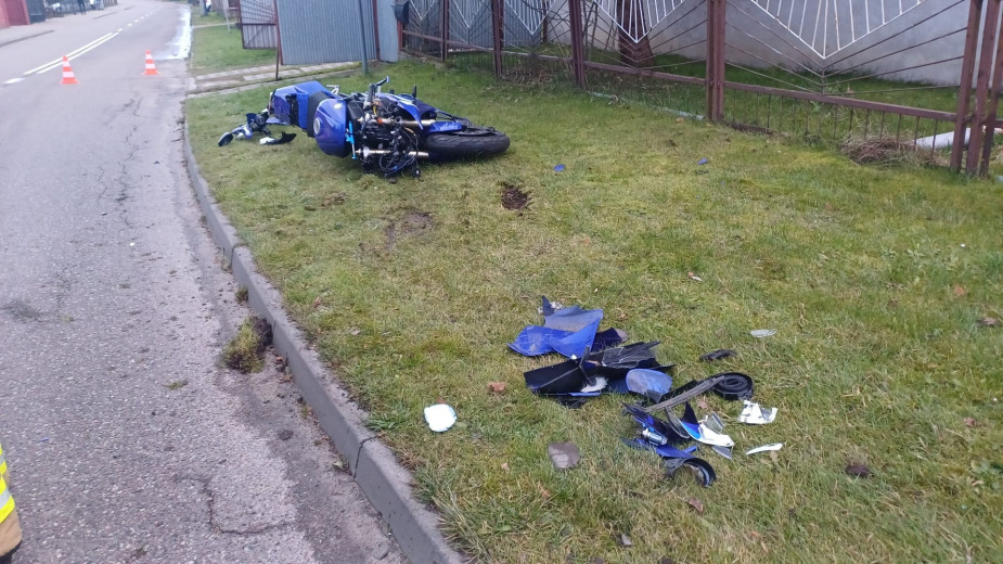 Zderzenie auta i motocykla w Łęgu. Motocyklista nie dostosował prędkości, stracił panowanie nad pojazdem