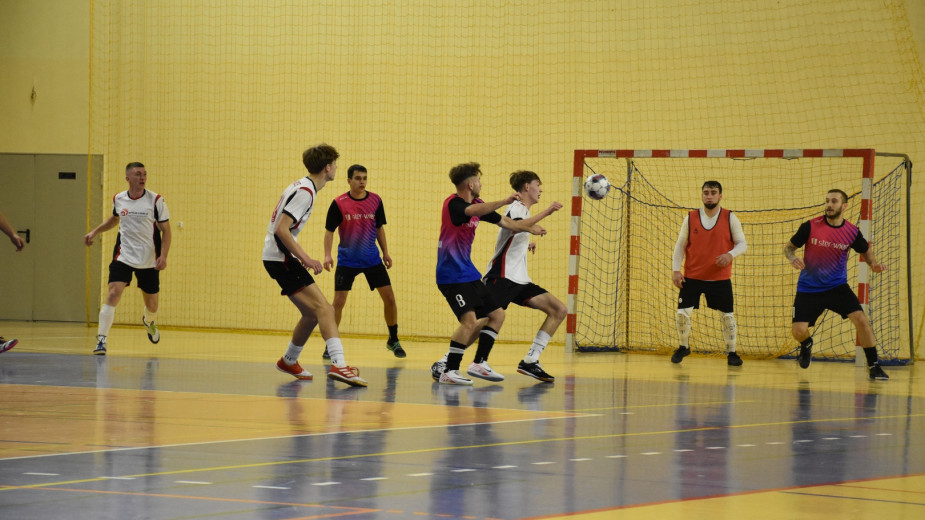W weekend ruszyła 14. edycja Sępoleńskiej Ligi Futsalu. Do rozgrywek stanęło 10 drużyn FOTO