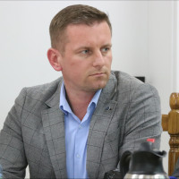   | Rada Miejska w Debrznie nie wygasiła mandatu radnego Mateusza Komendy. Tematem zajęła się drugi raz