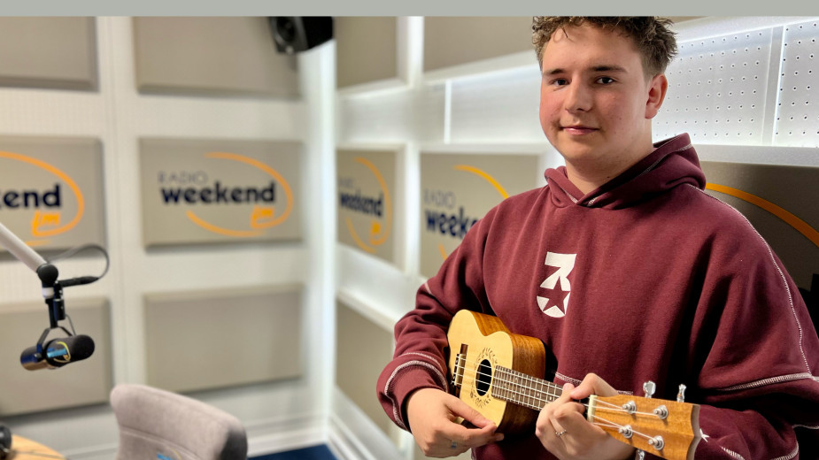 Jak brzmi utwór Wsiąść do pociągu byle jakiego po kaszubsku? Posłuchaj rozmowy z Michałem Mogą ze Swornegaci. Dziś w Chojnicach jego recital WIDEO