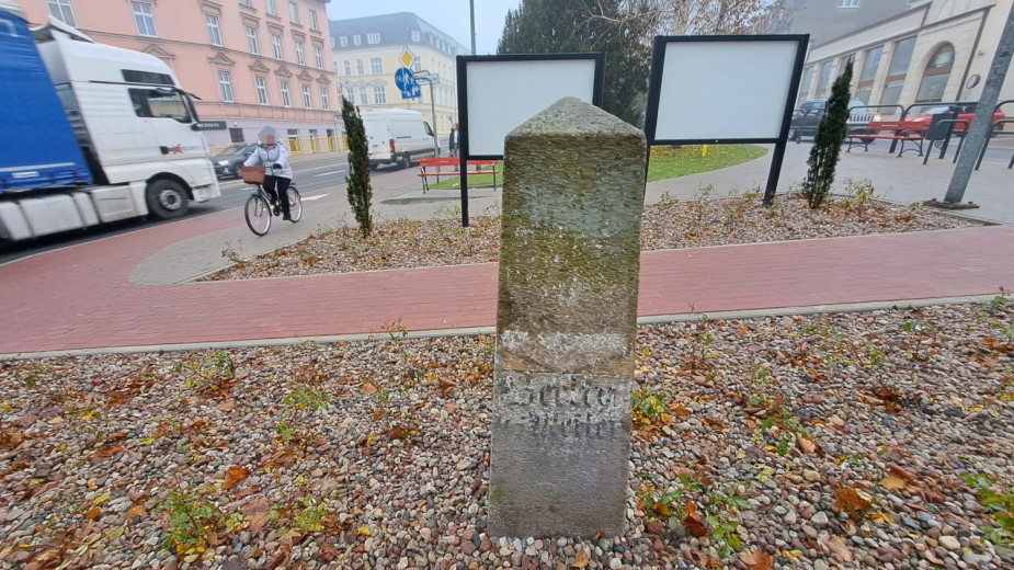 Dlaczego w centrum Chojnic stanął kamień z niemieckimi napisami? Burmistrz miasta tłumaczy, że to zabytek