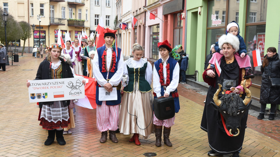 Oficjalne obchody Narodowego Święta Niepodległości w Chojnicach. Były wieńce, salwa honorowa i wspólne śpiewanie Hymnu Narodowego FOTO