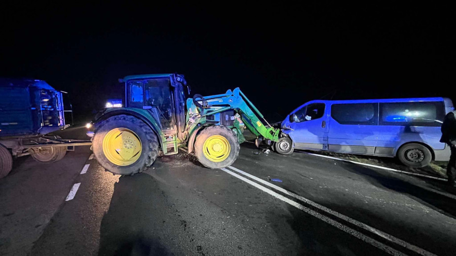 Kolizja w Pawłowie. Ciągnik rolniczy podczas włączania się do ruchu zderzył się z busem