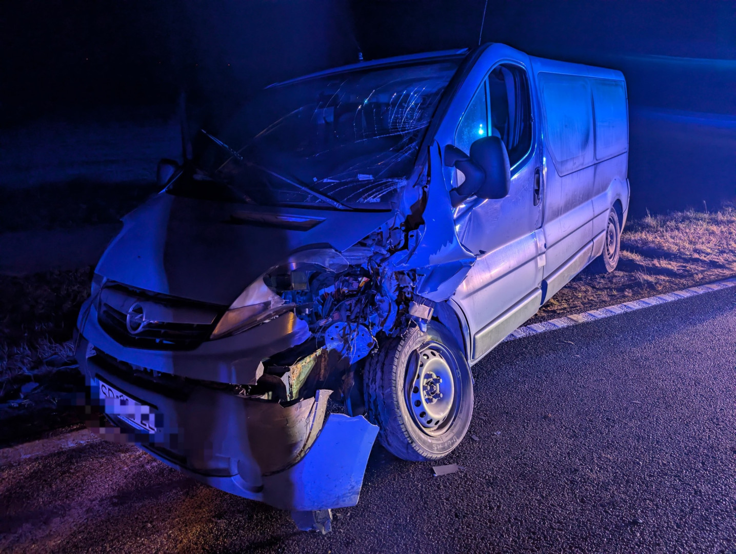 Kolizja w Pawłowie. Ciągnik rolniczy podczas włączania się do ruchu zderzył się z busem