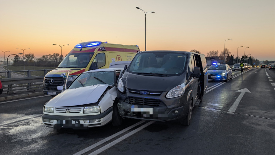 Wypadek w Pawłówku. Kierowca volkswagena podczas zmiany pasa ruchu zderzył się z jadącym w tym samym kierunku fordem.