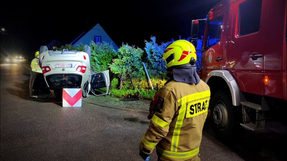 Osobówka dachowała w Zagonach w gminie Tuchomie. Kierująca wydmuchała 3 promile alkoholu