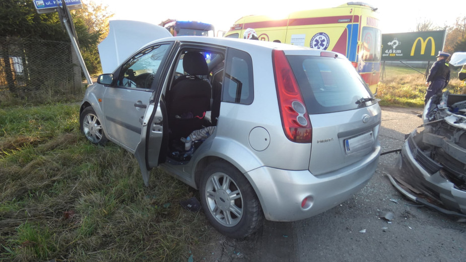 Wypadek w Nowym Klinczu. Kierująca fordem wymusiła pierwszeństwo przejazdu i zderzyła się z suzuki