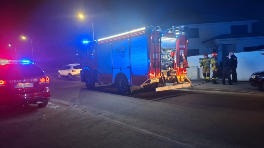 Pożar domu i garażu przy ulicy Leśmiana w Chojnicach. W pomieszczeniach było duże zadymienie
