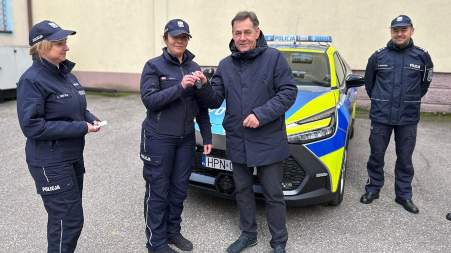 Nowy hybrydowy radiowóz w chojnickiej komendzie policji. Zakup pojazdu wsparło miasto Chojnice