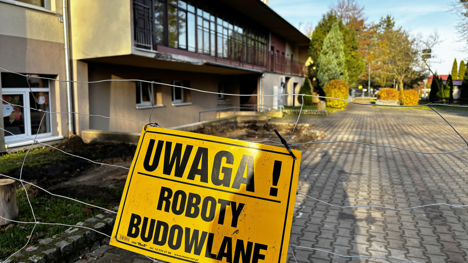 Rozpoczął się remont schodów przed głównym wejściem do Szkoły Podstawowej nr 3 w Sępólnie Krajeńskim