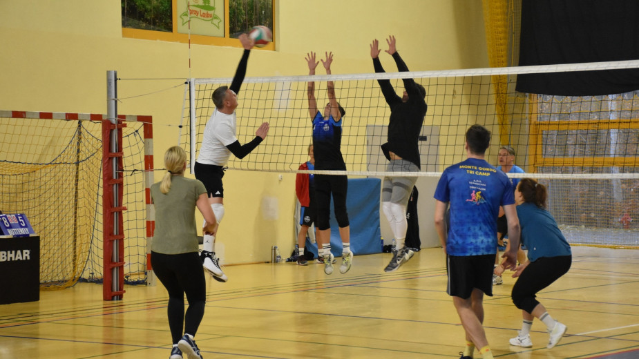 Grupa Zakładów Pracy Unigras z Chełmży wygrała niepodległościowy turniej siatkówki w Sępólnie Krajeńskim FOTO