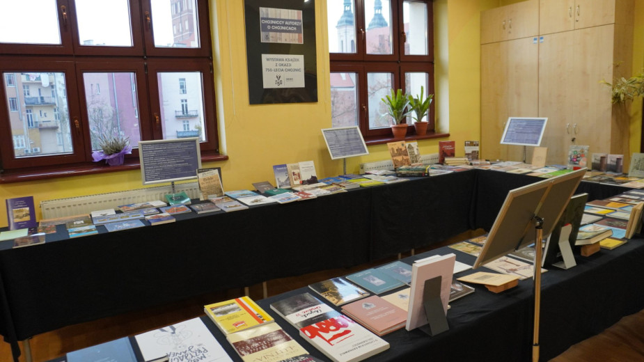 Chojniczanie o Chojnicach. W Miejskiej Bibliotece Publicznej można obejrzeć wystawę książek, których autorami są chojniczanie