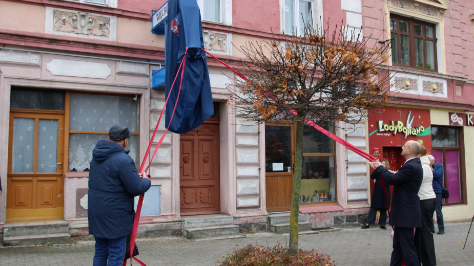 W centrum Więcborka odsłonięto wczoraj 11.11 odrestaurowany zegar miejski. Zegar był nieczynny przez ostatnie 20 lat FOTO