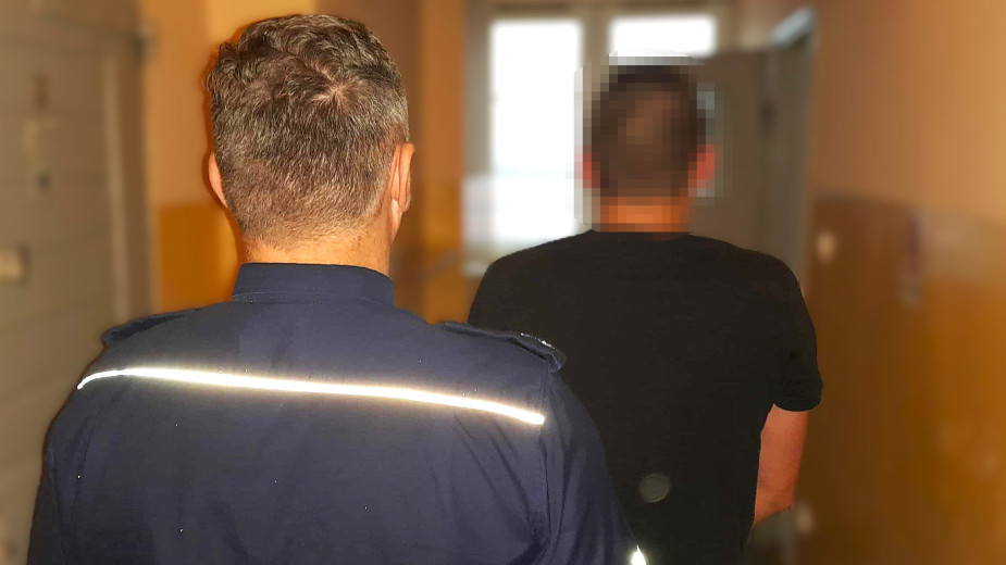 Jeden znęcał się nad rodziną, drugi miał przy sobie narkotyki. Policjanci z Kościerzyny zatrzymali dwóch mężczyzn