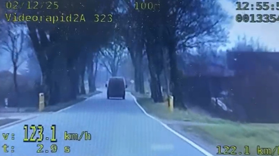 Pędził ponad 120 km/h na dopuszczalnej 40-tce. 44-letniego kierowcę busa zatrzymała kościerska policja WIDEO