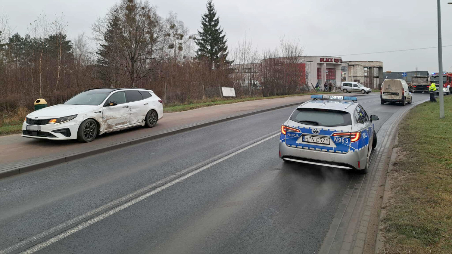 Kolizja dw&oacute;ch aut na ulicy Bytowskiej w Chojnicach. Były utrudnienia w ruchu (AKTUALIZACJA)