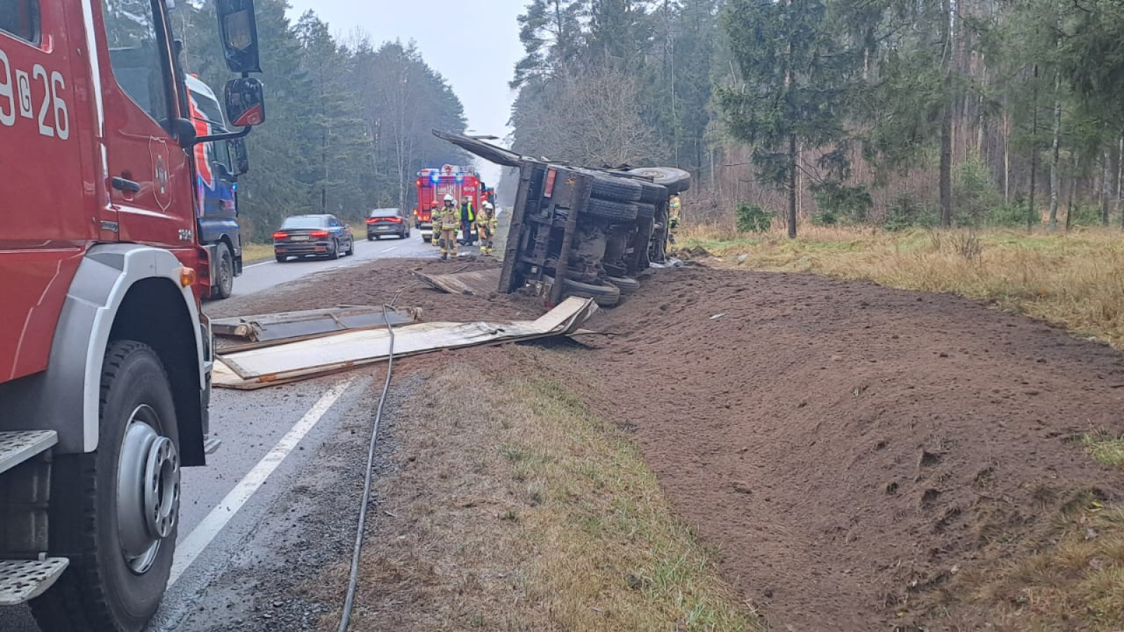 Ciężar&oacute;wka wjechała do rowu za Rzeczenicą. Kierowca trafił do szpitala. "Z niewyjaśnionych jeszcze przyczyn zjechał z jezdni" (FOTO)