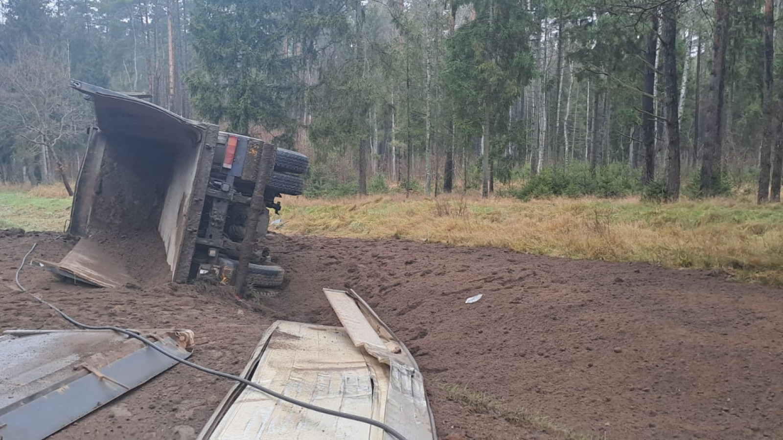 Ciężar&oacute;wka wjechała do rowu za Rzeczenicą. Kierowca trafił do szpitala. "Z niewyjaśnionych jeszcze przyczyn zjechał z jezdni" (FOTO)