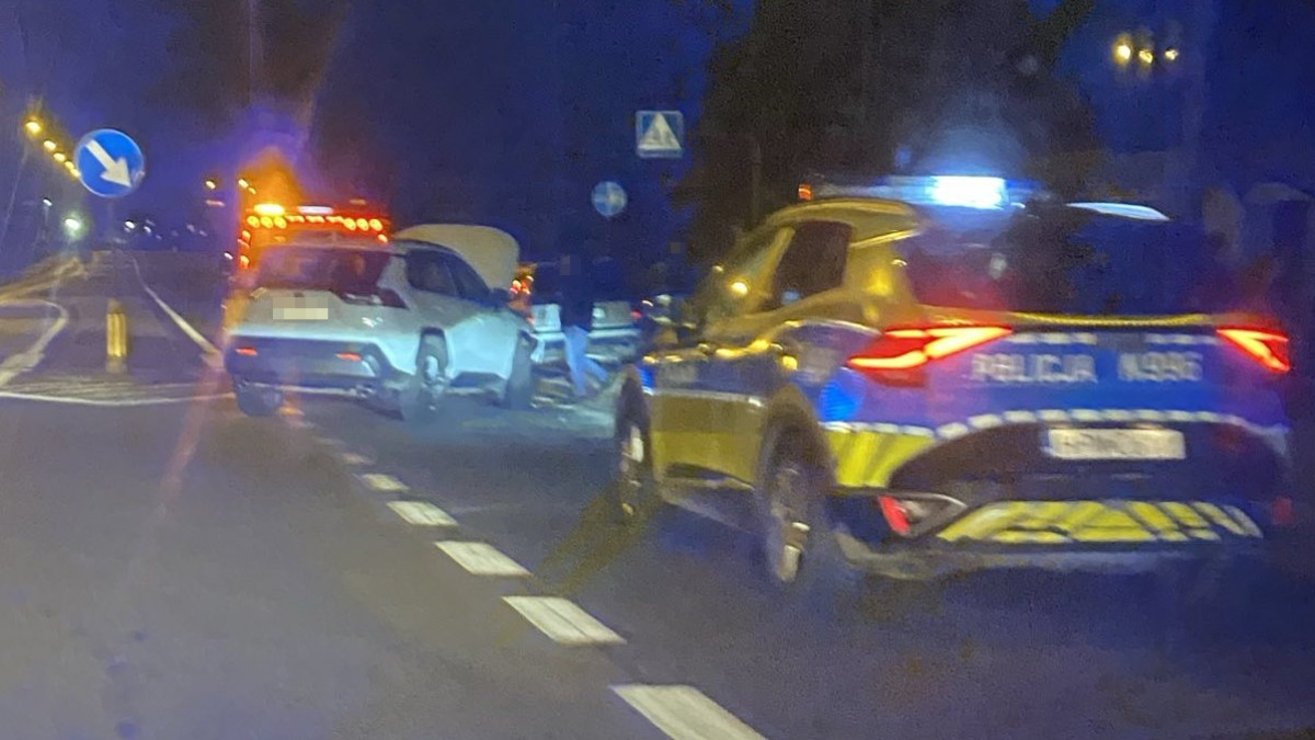 Wypadek na skrzyżowaniu ulic Tucholskiej i Przemysłowej w Chojnicach. Jedna osoba w szpitalu (FOTO)