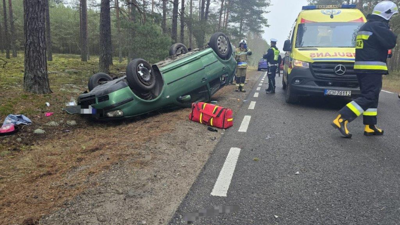 Dachowanie na drodze wojew&oacute;dzkiej 236 w pobliżu Drzewicza, w gminie Chojnice. Kierująca trafiła do szpitala (AKTUALIZACJA)