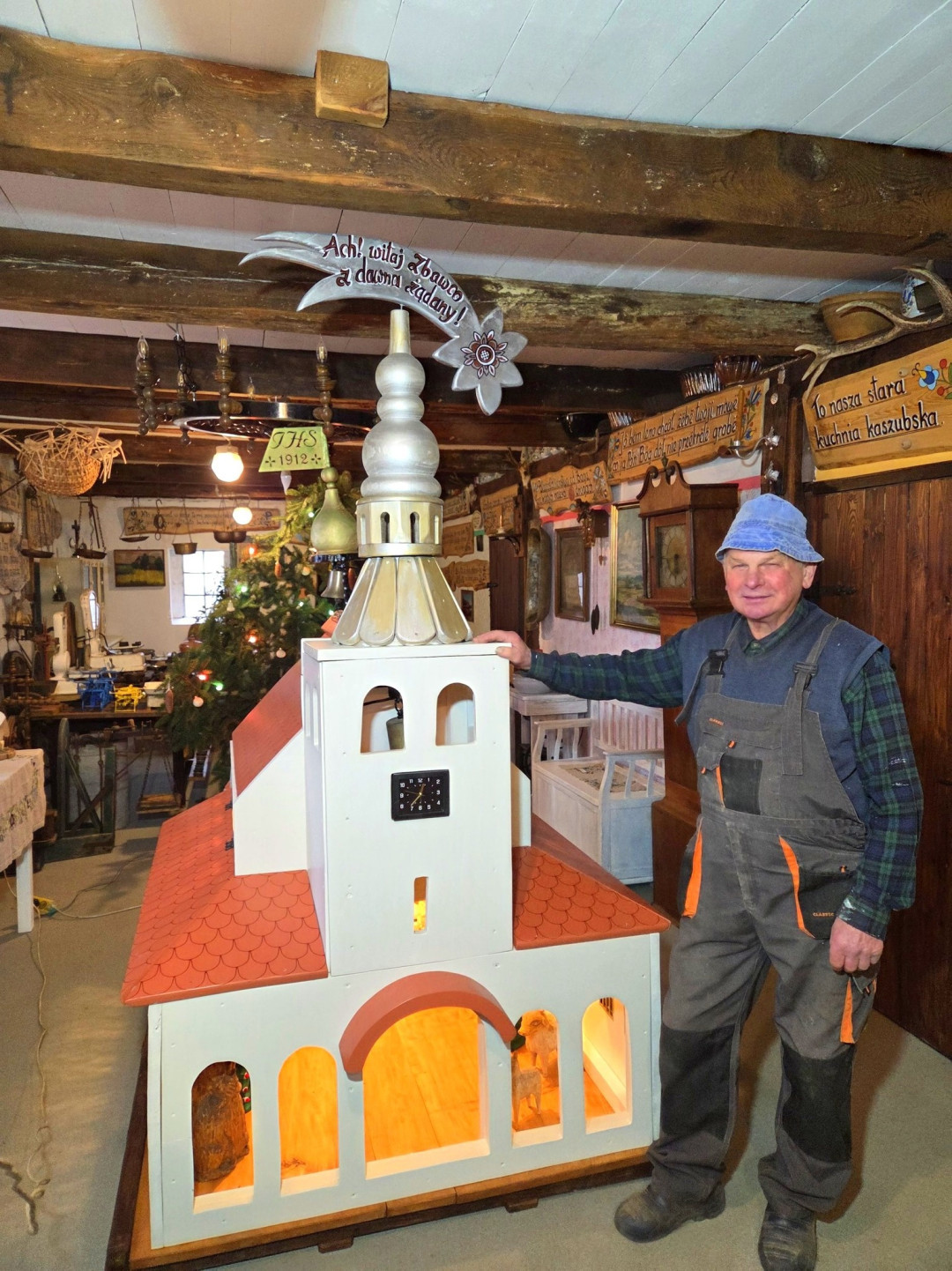 W skansenie w Objezierzu można poczuć dawny klimat świąt. Kolekcjoner Krzysztof Kopiszka przygotowuje żłobki bożonarodzeniowe (FOTO, ROZMOWA)