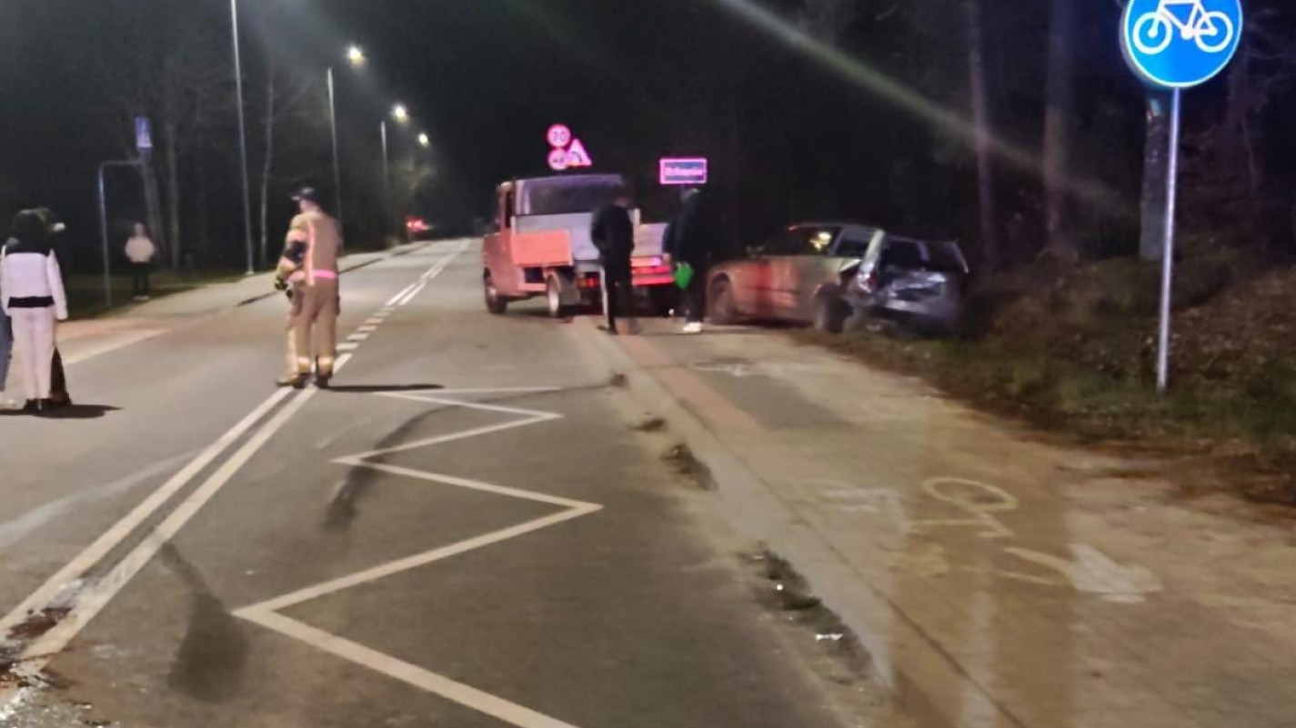Zderzenie czterech pojazd&oacute;w w Złotowie koło Czerska. Sprawca najechał na auto przed sobą i zjechał na przeciwległy pas ruchu 