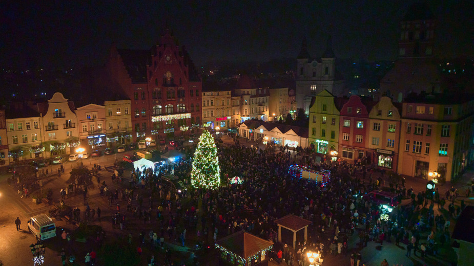 3...2...1. Mikołaj wraz z dziećmi uroczyście rozświetlili choinkę na chojnickim rynku. Żeby spełniły się wszystkie wasze marzenia FOTO