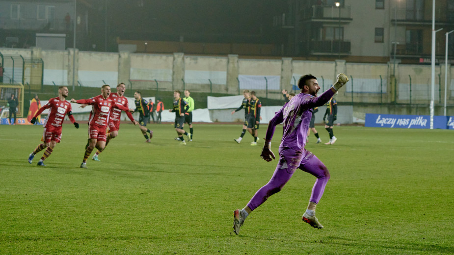 Sensacja w Chojnicach! Chojniczanka w ćwierćfinale Pucharu Polski! Po rzutach karnych wyeliminowała Koronę Kielce. Prezent dla kibiców RELACJA, FOTO