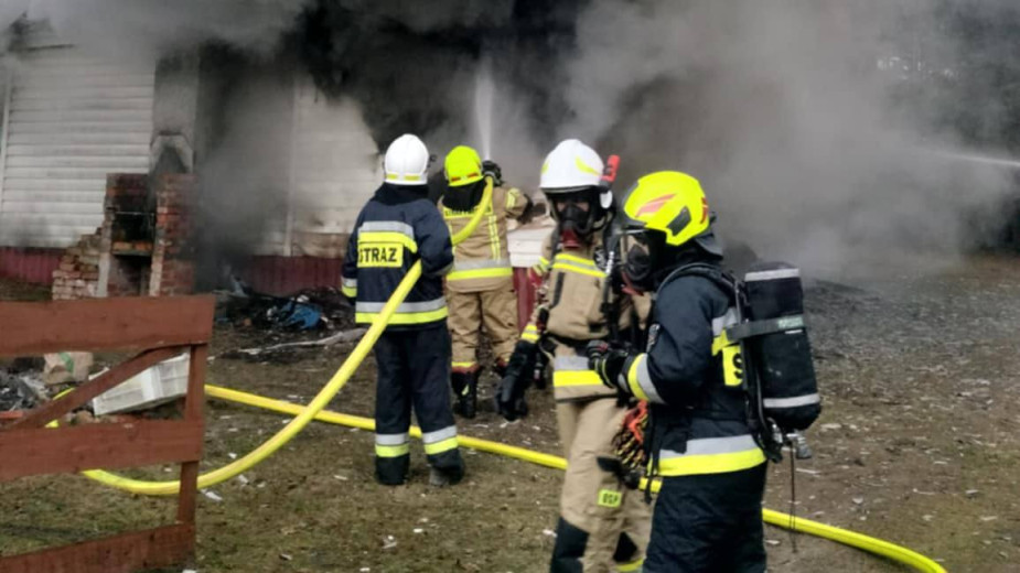 Pożar domku letniskowego w gminie Stara Kiszewa. Z ogniem walczyło 5 zastępów straży pożarnej