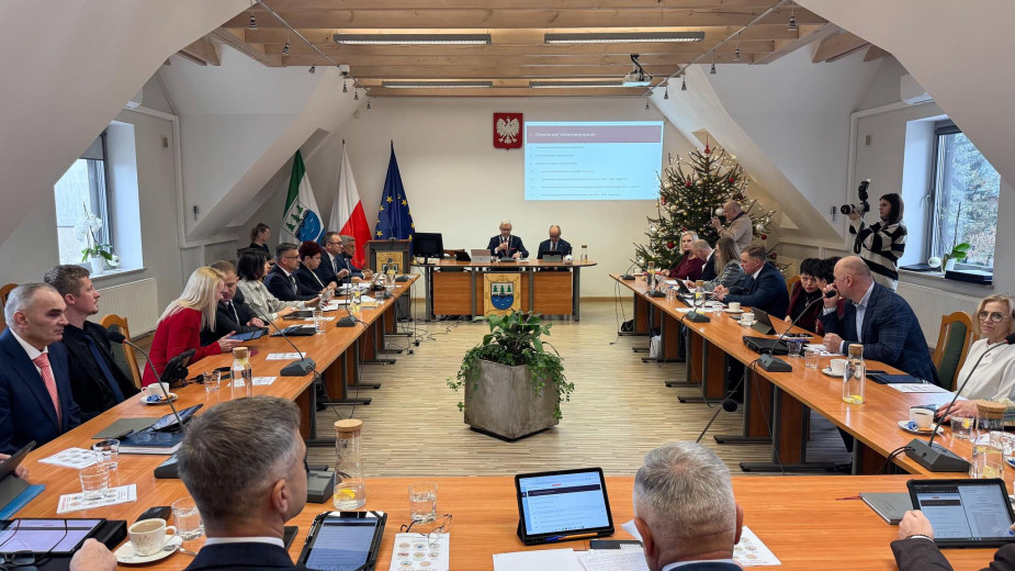 Budżet Czerska przyjęty, ale praktycznie wszystkich niepokoi wzrost zadłużenia. Jest też zgoda na potężny kredyt