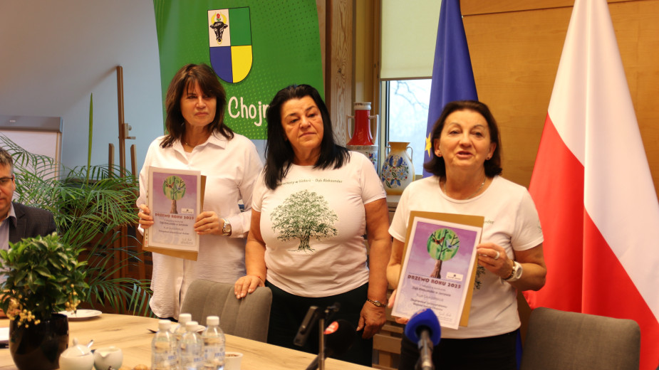 Ekolożki ze Stowarzyszenia Charzy w urzędzie gminy Chojnice. Podziękowały za głosowanie w konkursie na Drzewo Roku