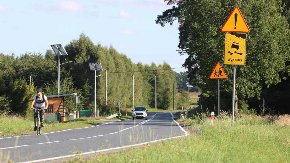 Znaki, słupki i projekt chodnika. GDDKiA odpowiada w sprawie bezpieczeństwa na drodze krajowej nr 25 w gminie Człuchów