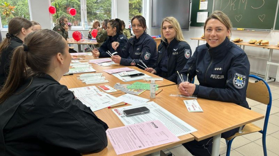 Przedstawiciele służb mundurowych wsparli Dzień Dawcy Szpiku w Szkole Technicznej BZDZ w Chojnicach