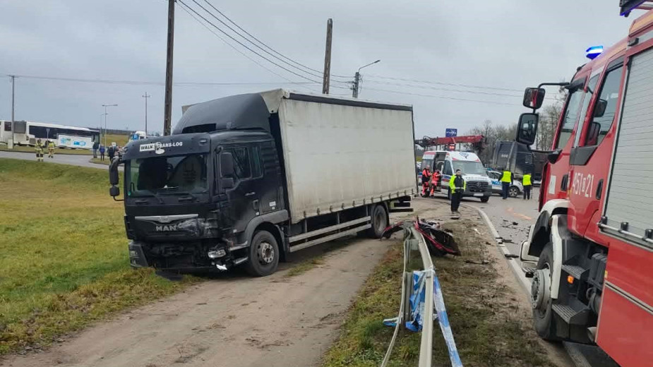 22-latka ranna w wypadku w Dziemianach. Bus uderzył w jej toyotę i wypchnął ją pod ciężarówkę FOTO