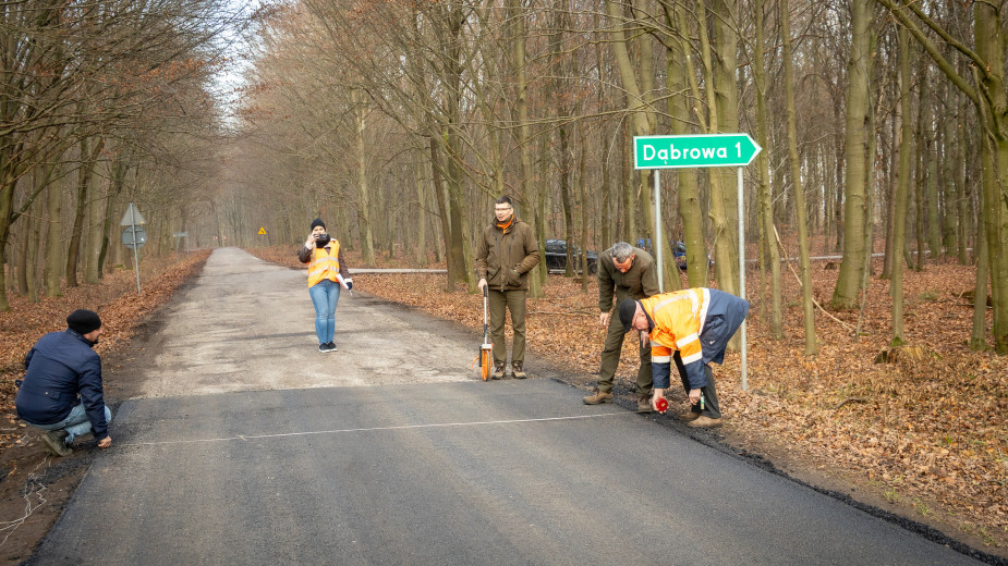 Zarząd powiatu sępoleńskiego po raz kolejny wykorzystał dofinansowanie z Lasów Państwowych na budowę dróg