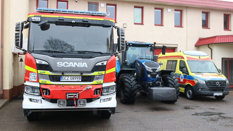 Nowe pojazdy za blisko 3,5 mln zł dla służb w Człuchowie wóz dla strażaków, karetka dla szpitala i ciągnik dla drogowców FOTO